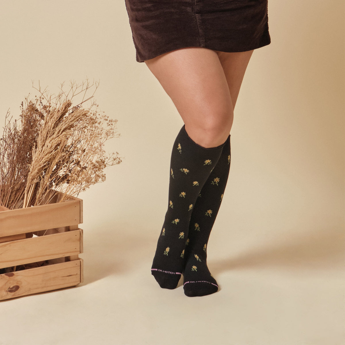 All Over Daisy - Knee-High Compression Socks For Women | Dr. Motion