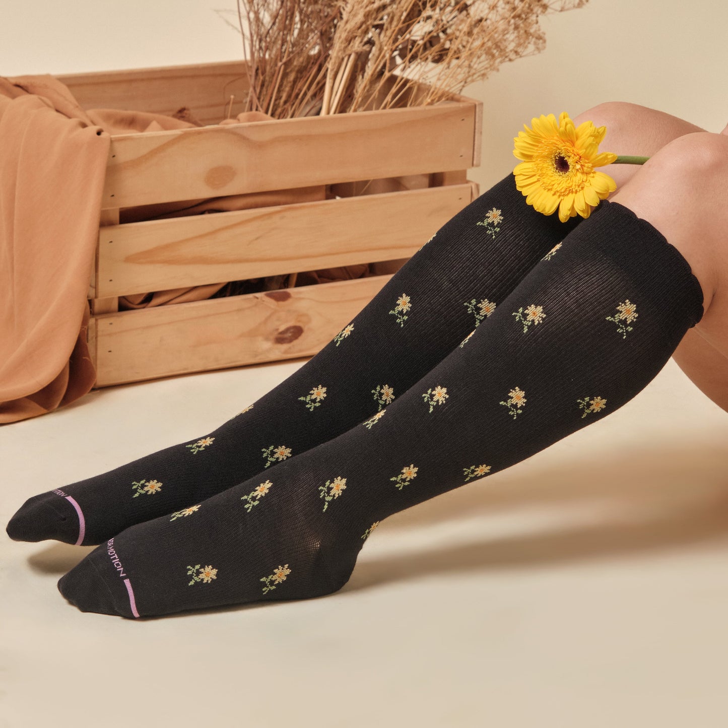 All Over Daisy - Knee-High Compression Socks For Women | Dr. Motion