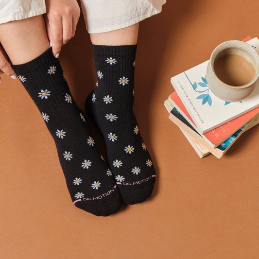 Mini Daisies Ribbed - Mid-Crew Compression Socks For Women | Dr. Motion