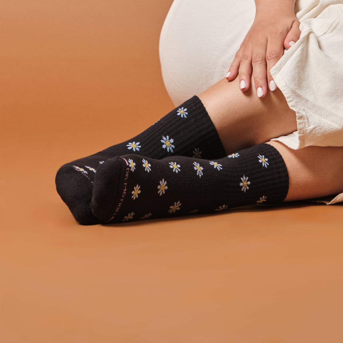 Mini Daisies Ribbed - Mid-Crew Compression Socks For Women | Dr. Motion