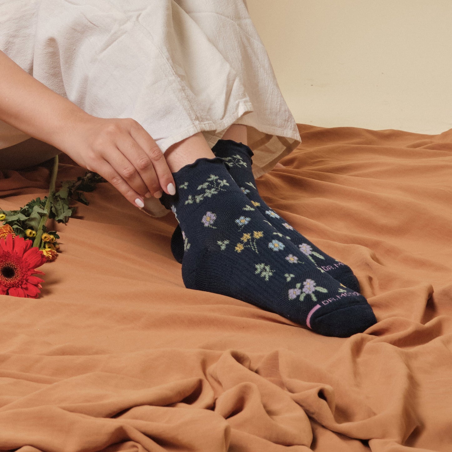 All Over Floral Lettuce Edge - Quarter Compression Socks For Women | Dr. Motion