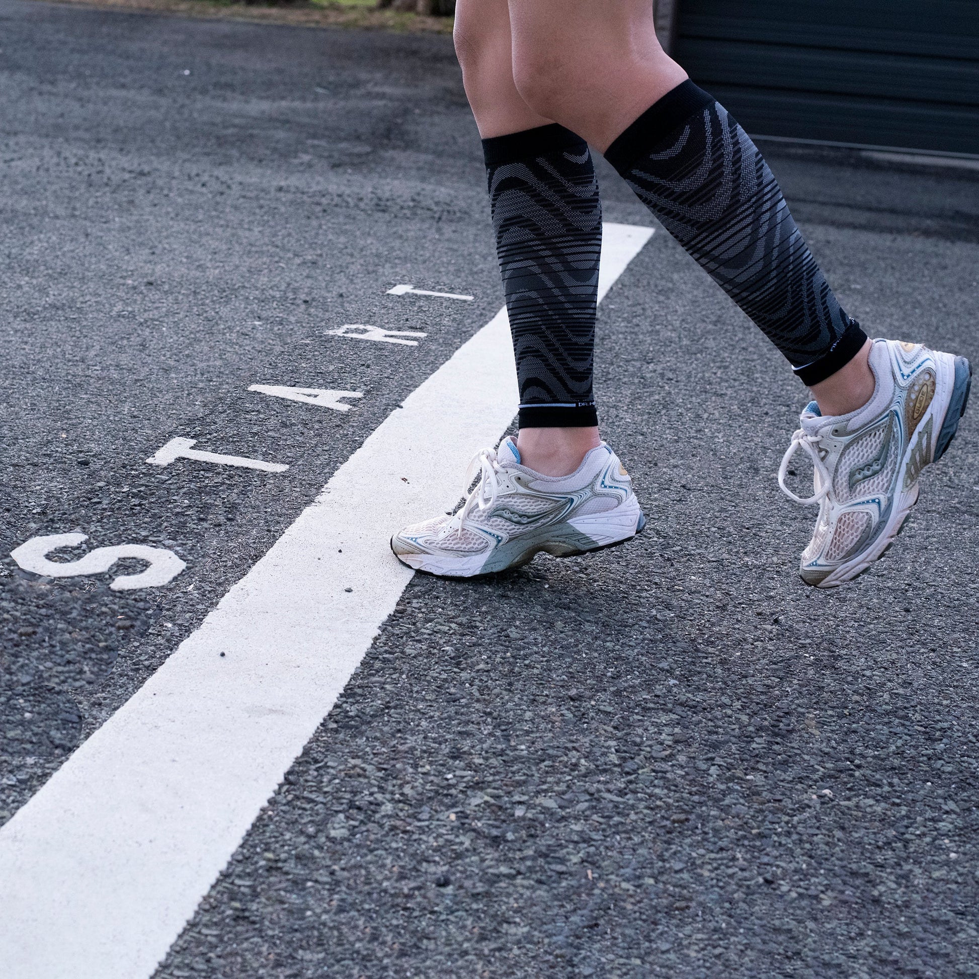 Ombre Waves - Compression Calf Sleeves For Men & Women | Dr. Motion