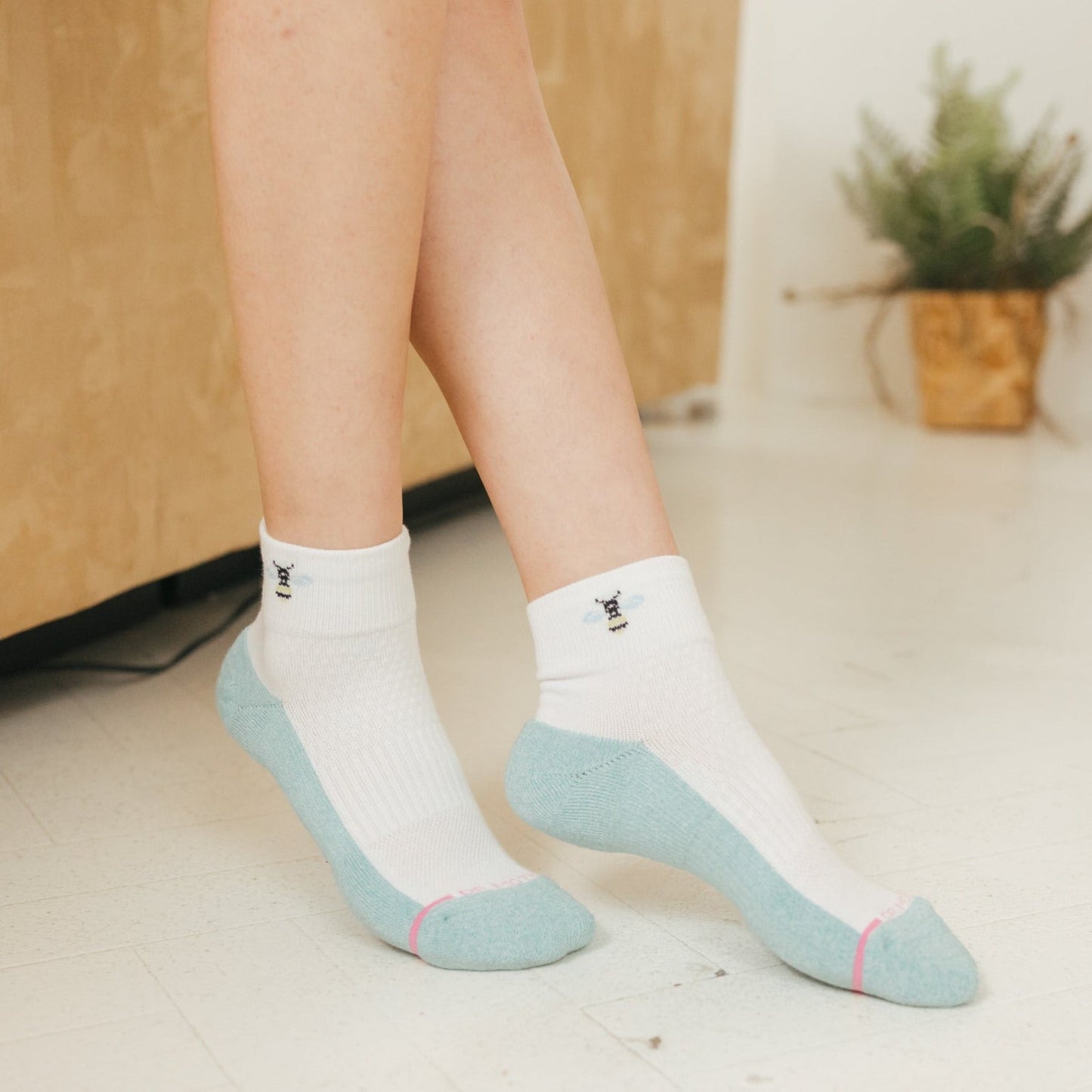 Bee - Quarter Compression Socks For Women | Dr. Motion