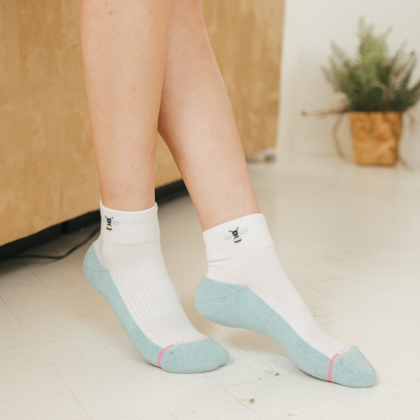 Bee - Quarter Compression Socks For Women | Dr. Motion