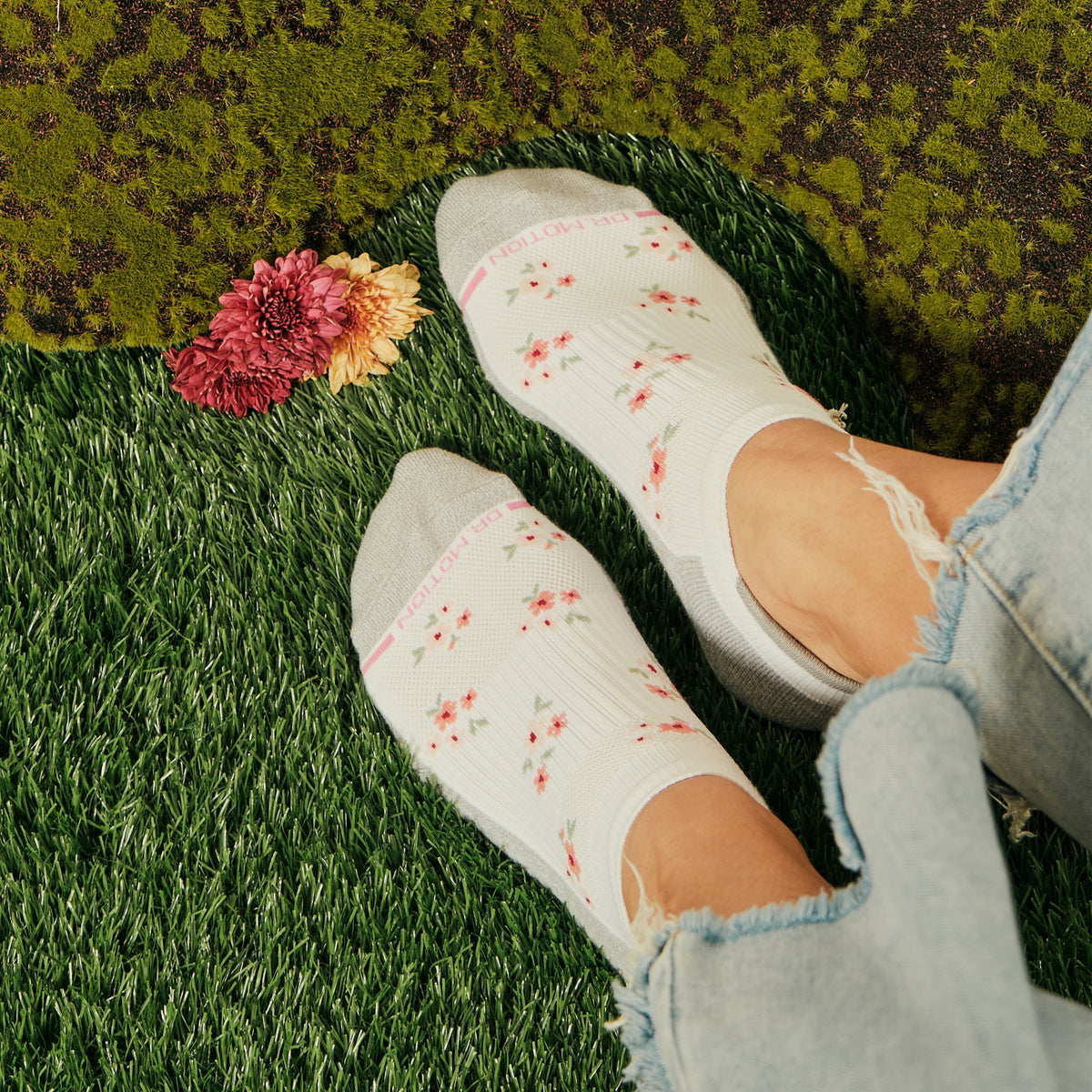 Ditsy Floral Bunch - Ankle Compression Socks For Women | Dr. Motion